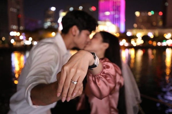 Nhẫn cầu hôn đeo ngón nào